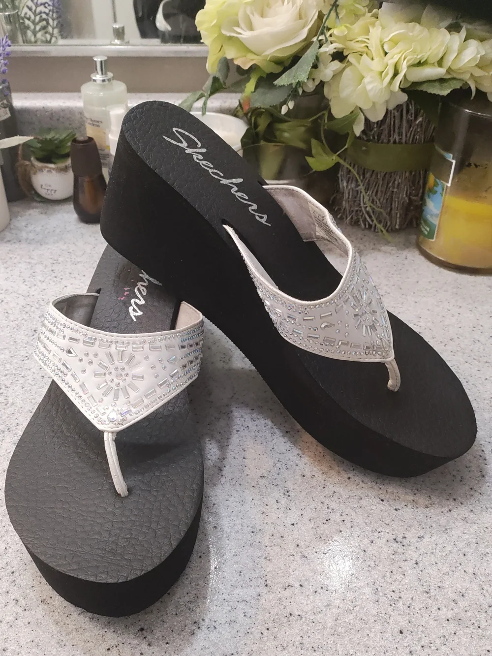 Skechers White Jeweled Thong Sandals for Summer 🌞 Comfort🥵🥵🥵🥵🥵🥵🥵🥵🥵🥵🥵